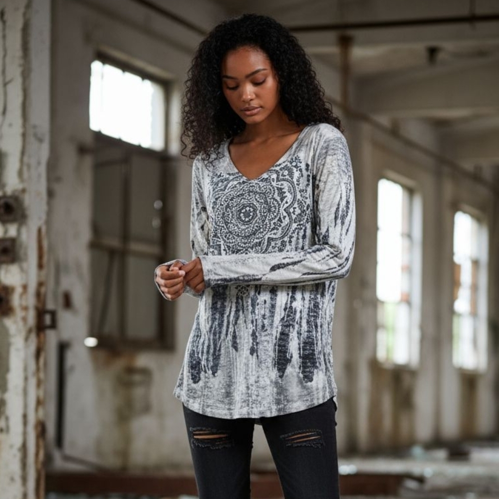 ✨️VINTAGE! Black Gray and White Long Sleeve V-Neck Top!